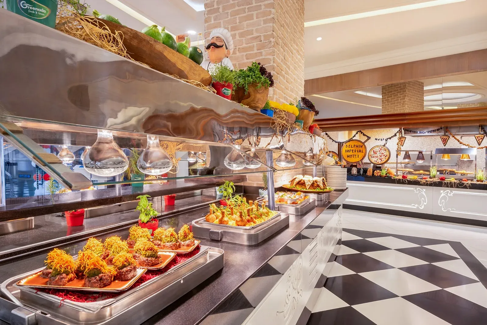 Buffet met warme gerechten in hoofdrestaurant Gusto van Delphin Imperial