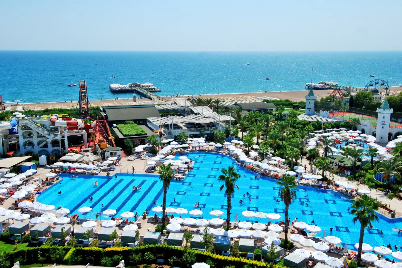 de zwembaden in hotel delphin imperial in turkije